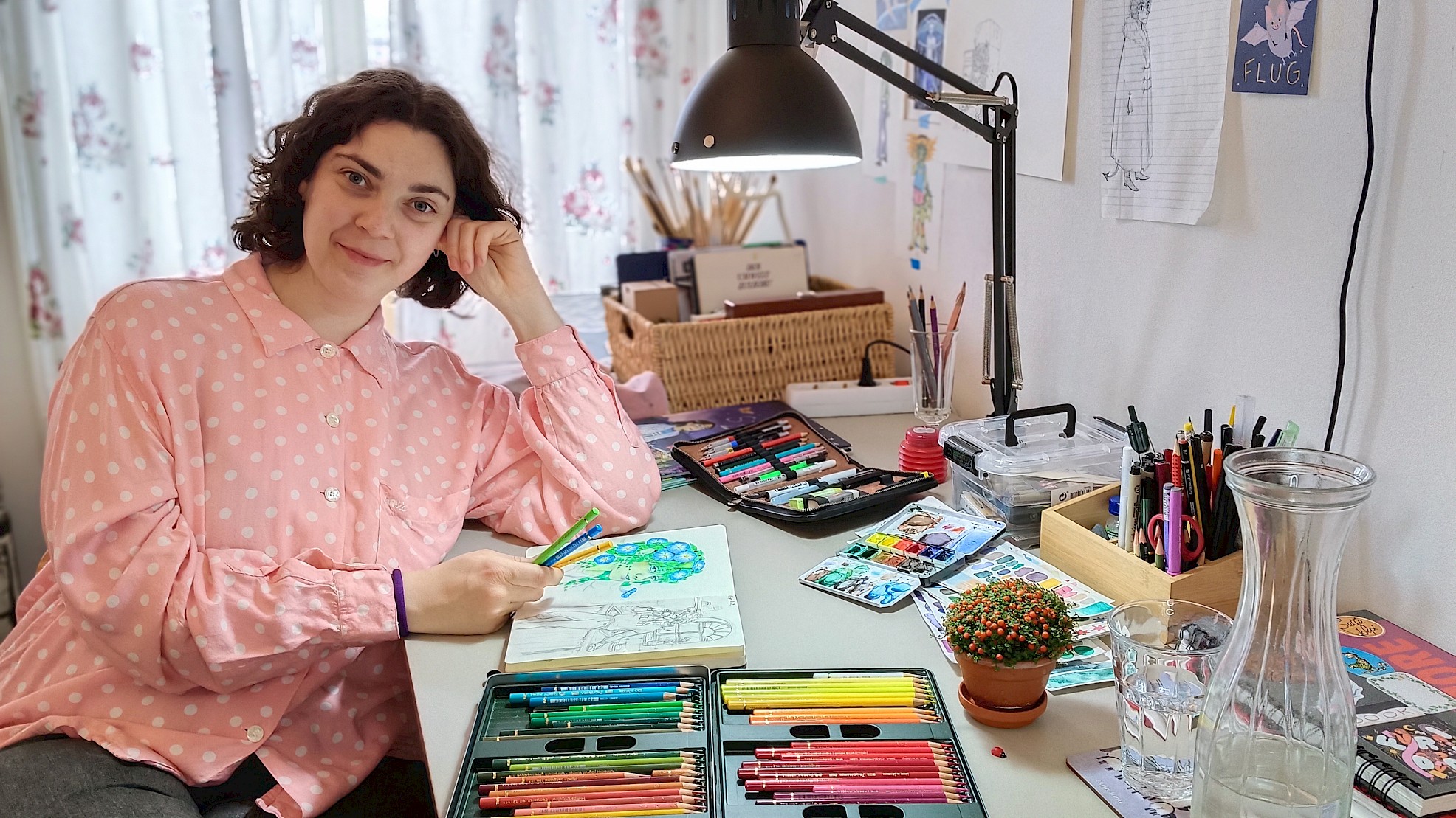 Die Illustratorin an ihrem Arbeitstisch. The Illustrator at her desk.